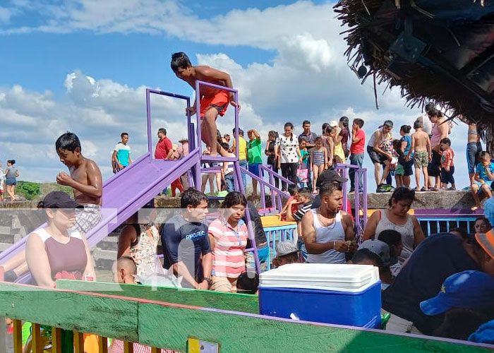Turistas nacionales y extranjeros visitan las playas de Morrito, Río San Juan