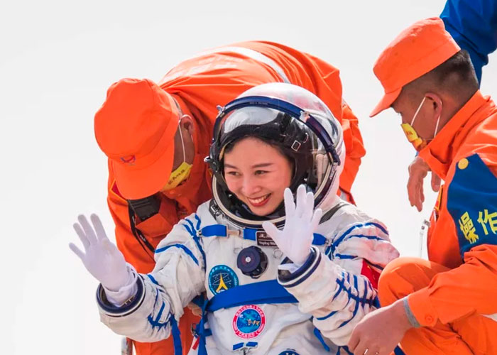 Astronautas de China regresan a la tierra después de seis meses