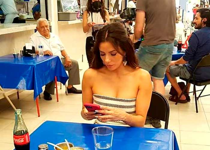 Captan a la actriz Eva Longoria comiendo en un mercado de México