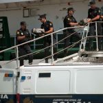 Policías nacionales y guardias civiles descargan paquetes de droga en España, 2013