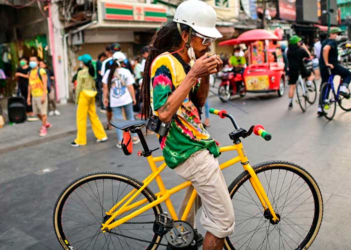 Tailandia celebra el día mundial de la marihuana recorriendo Bangkok