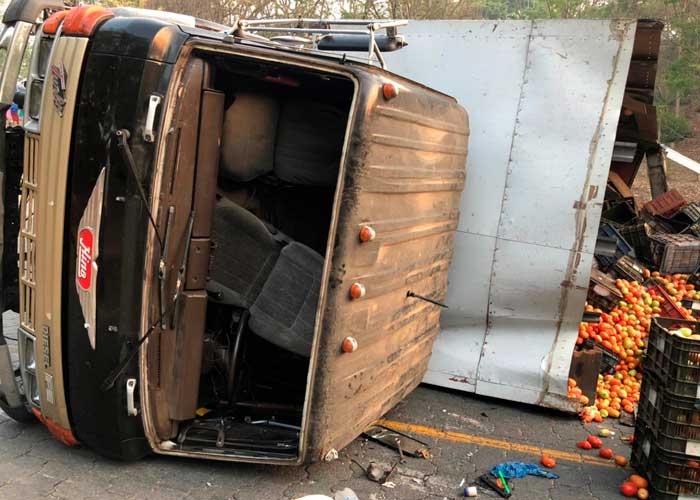 Accidente de tránsito termina en vuelco de camión en Jalapa