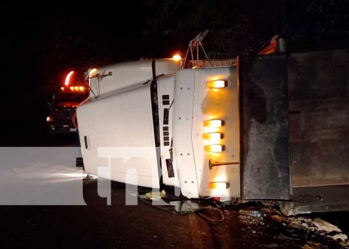 Camión de carga pesada terminó volcado en San Miguelito, Río San Juan