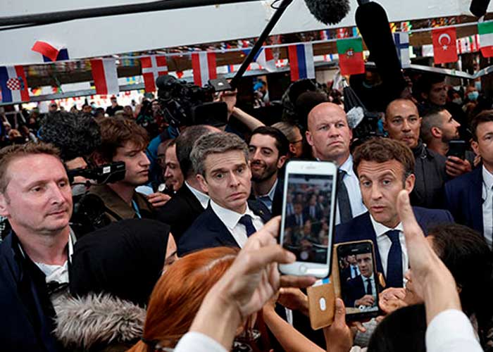 Comerciantes reciben con "tomatazos" a Macron, presidente de Francia