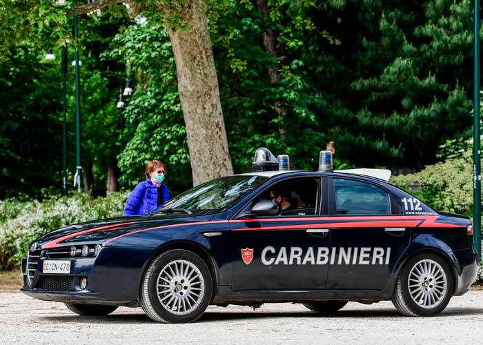 Mujer es detenida en Italia por encadenar a su hija por tres años