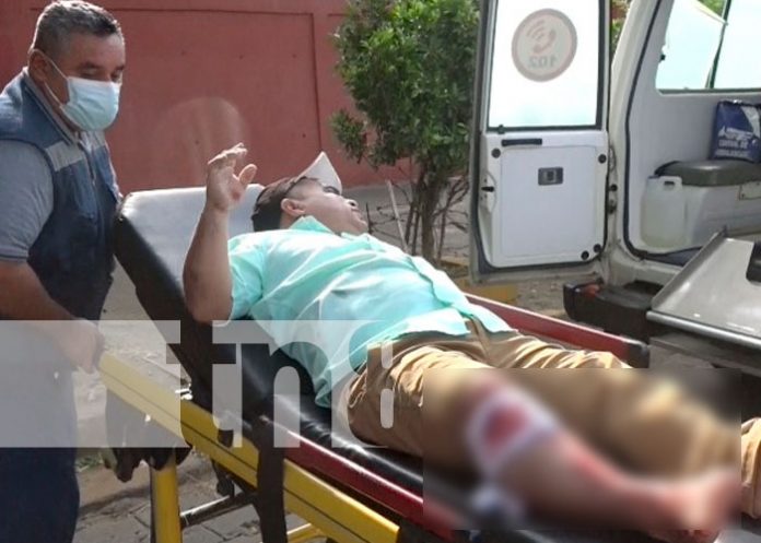 Conductor realiza mala maniobra y deja fracturado a motociclista en Managua