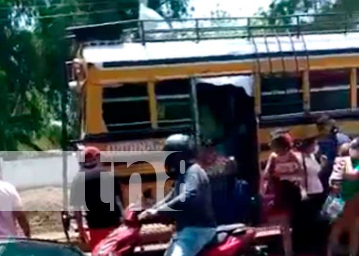 Peatón herido de gravedad al ser atropellado por un bus en Tipitapa