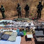 Narcos huyen de militares mexicanos y olvidan arsenal