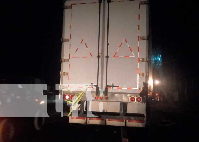 Hombre se queda dormido en camión e impacta con un rótulo en Carazo