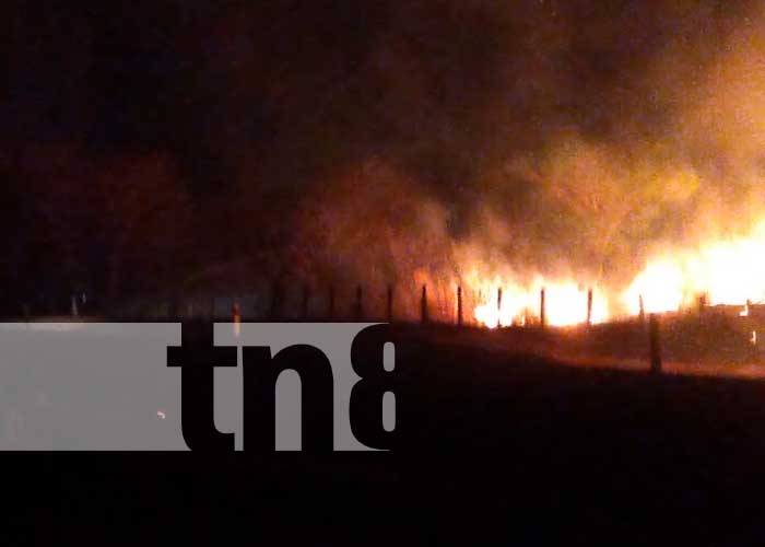 Voraz incendio quema varias manzanas de pastizales en Diriamba