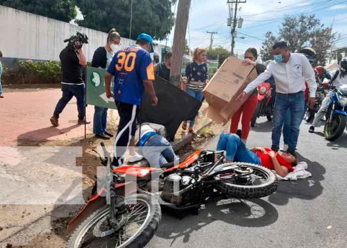 Motociclista y acompañante graves tras brutal accidente en Managua
