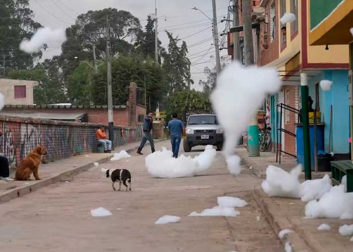 Curiosa espuma maloliente afecta una zona de Bogotá, Colombia