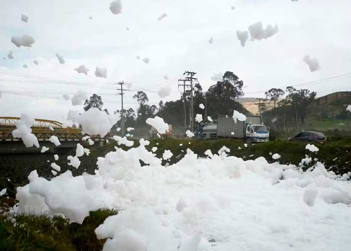 Curiosa espuma maloliente afecta una zona de Bogotá, Colombia