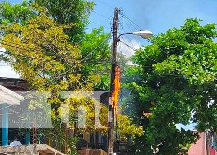 Poste de energía eléctrica toma fuego en un barrio de Juigalpa, Chontales