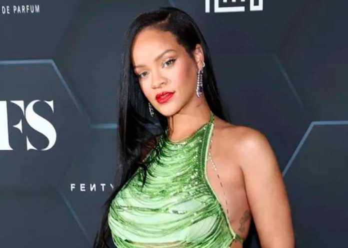 ¡Owww! Rihanna presume su embarazo en la portada Vogue