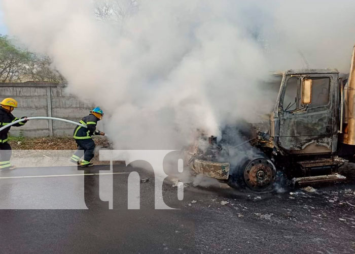 ¡De película! Camión toma fuego en Nandaime 