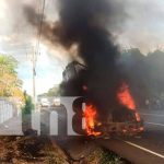 ¡De película! camión toma fuego en Nandaime