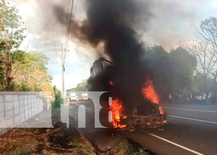 ¡De película! camión toma fuego en Nandaime