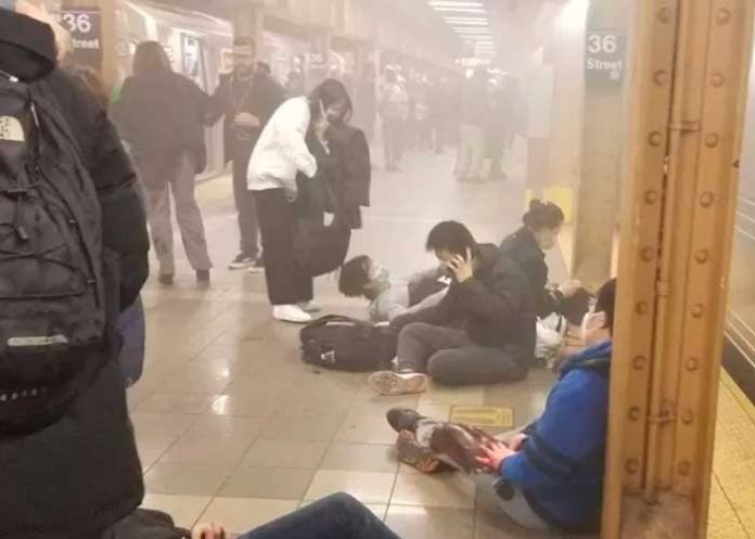 Identifican al sospechoso del mortal tiroteo en el metro de Nueva York