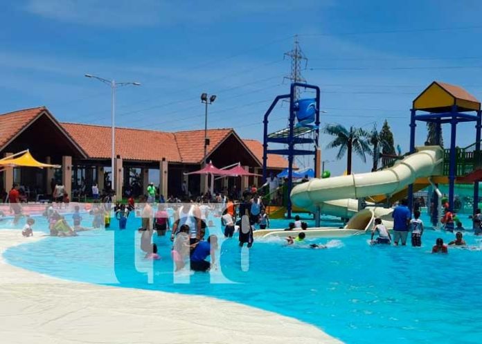 Familias nicaragüenses decidieron amortiguar el calor en el parque acuático