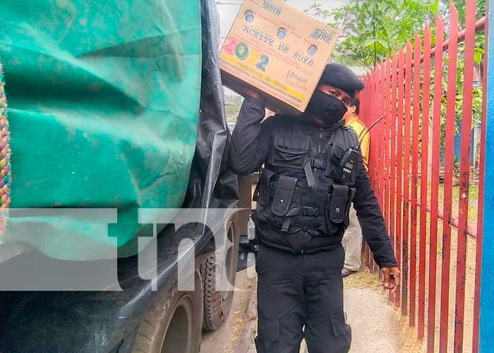 Policía Nacional resguarda descarga paquetes de merienda escolar en el departamento de Boaco