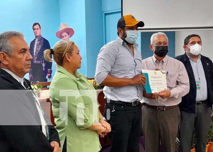 Servidores Públicos de Nicaragua reciben diploma de egresado sobre curso de seguridad agroalimentaria y nutricional
