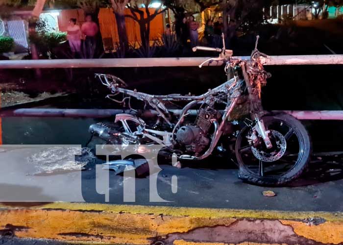 Moto tras accidente de tránsito en Managua