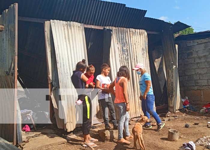 Escombros tras incendio en una vivienda de Managua