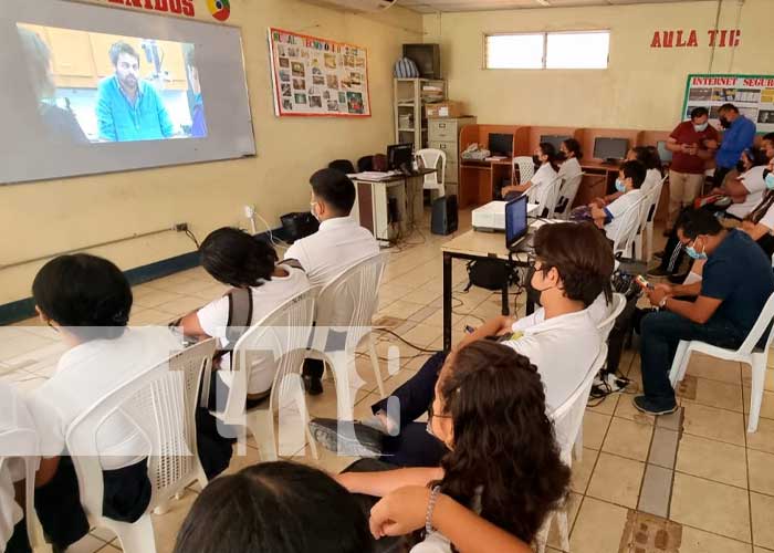 Proyección de cine en colegio de Managua, Nicaragua