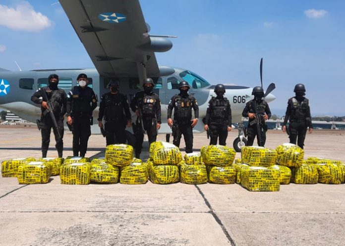 Ocupan 900 kilos de cocaína en avioneta accidentada en Guatemala
