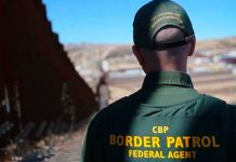 ¡Salvaje! Agente fronterizo humilla y maltrata a migrante hondureño