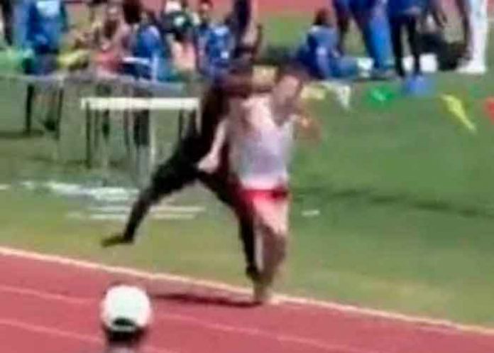 ¡Insólito! Hombre le mete un galletazo a su rival durante carrera de atletismo