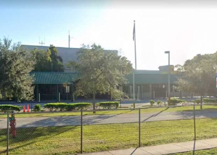 Detiene a niño por amenazar con tiroteo masivo en una escuela de Florida