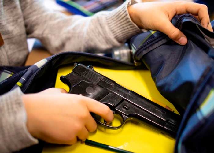 Detiene a niño por amenazar con tiroteo masivo en una escuela de Florida