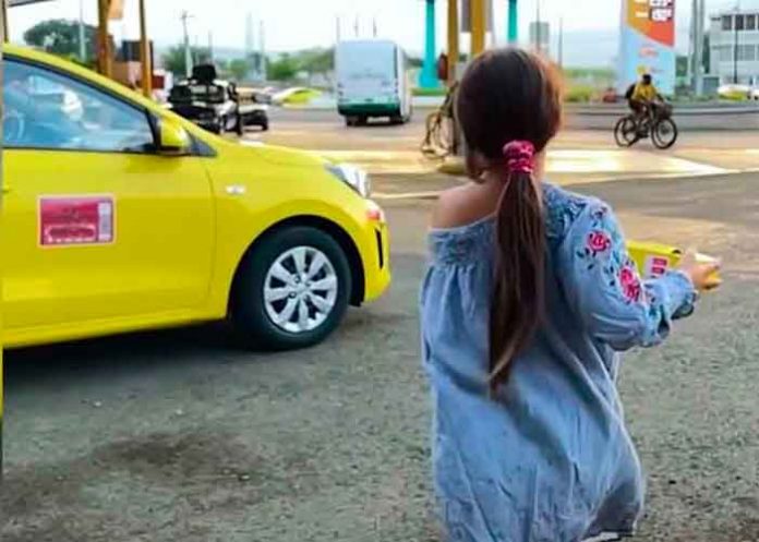 VIDEO: En Guatemala, niña aprende 8 idiomas para venderle a turistas