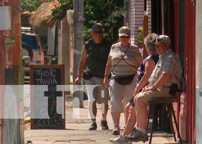 Turistas extranjeros paseando por calles de Nicaragua