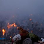 Bomberos luchan contra masivo incendio en capital india de Nueva Delhi