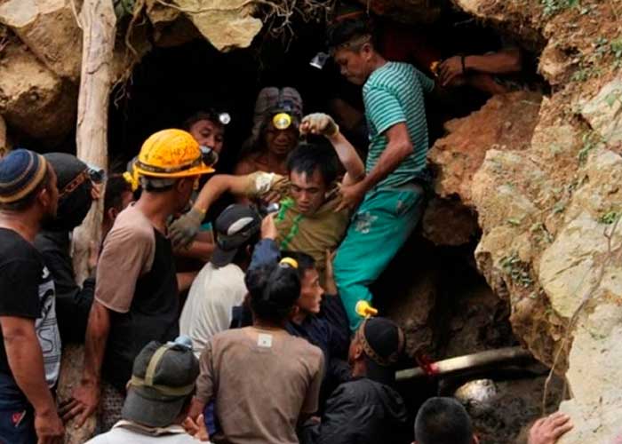 Alud sepultó a 12 de mujeres que buscaban oro en Indonesia