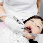 ¡Odontología aterradora! Crean muñeca para entrenamiento que llora y vomita