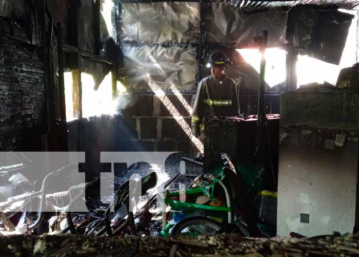 Incendio consume enseres de una vivienda en un barrio de Managua