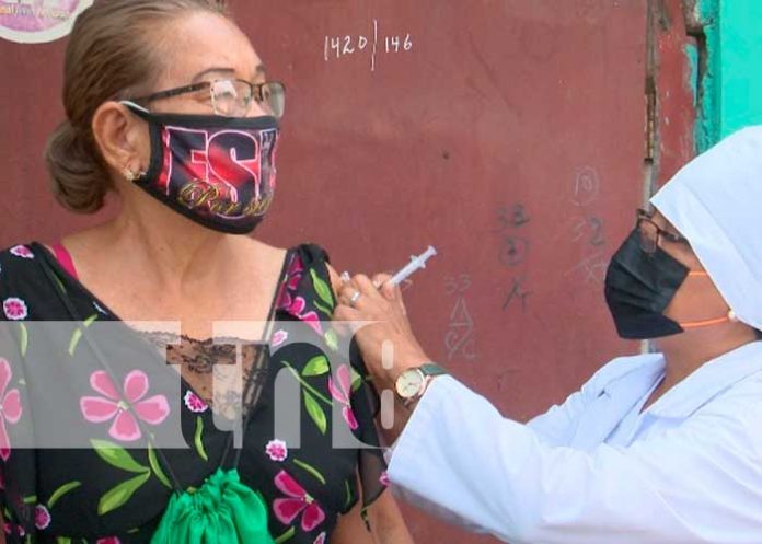Vacunación antiCOVID a familias de Managua