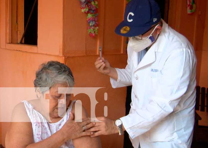 Vacunación antiCOVID a familias de Managua