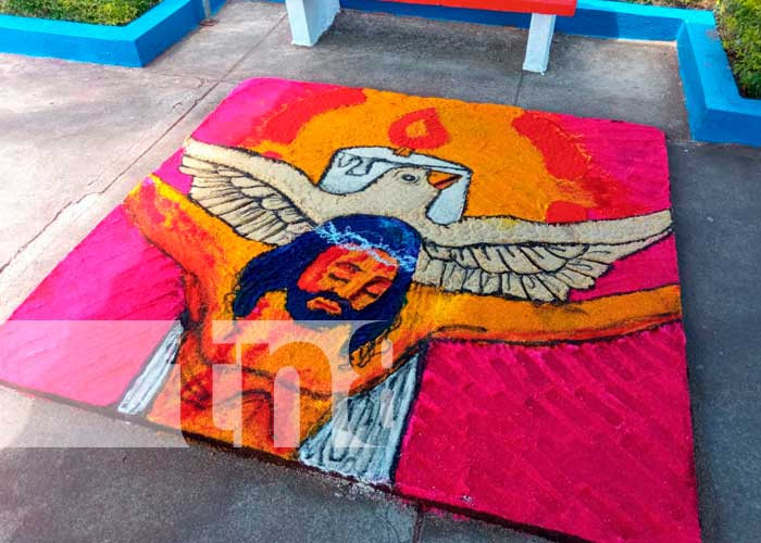 Tradicional alfombras pasionarias en puerto turístico de Managua