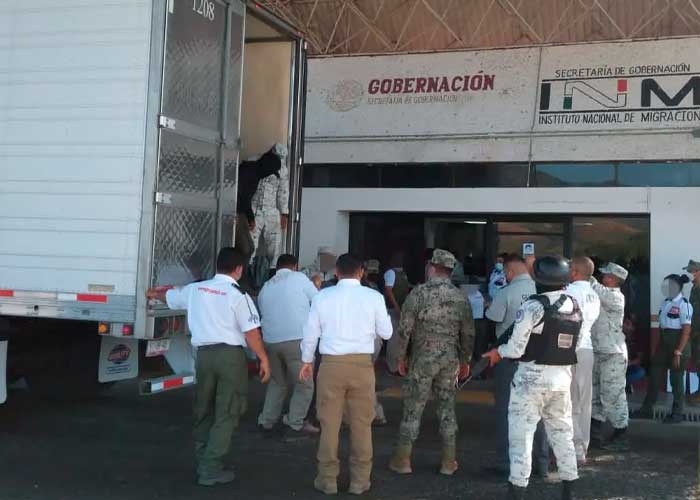 "Coyotes" dejan a 133 migrantes hacinados en un tractocamión en México