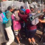 Migrantes rompen cerco durante enfrentamiento con la Guardia en México