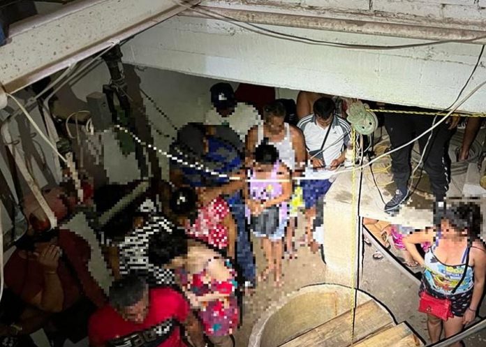 Hallan a 70 migrantes en un pozo de agua de un hotel en México