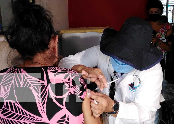 ¡Ya se vacunaron contra Covid! Familias del barrio 18 de mayo en Managua