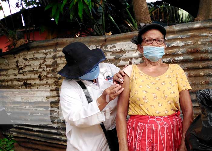¡Ya se vacunaron contra Covid! Familias del barrio 18 de mayo en Managua