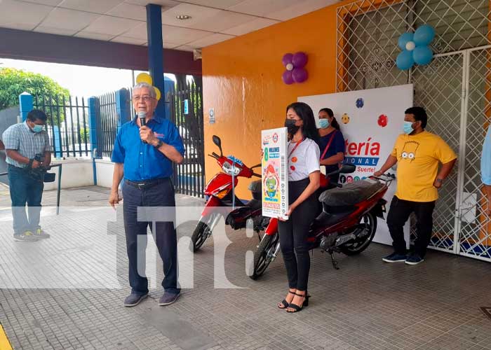 Entrega de motos por parte de La Raspadita de la Lotería Nacional