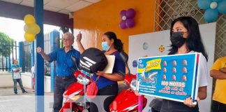 Entrega de motos por parte de La Raspadita de la Lotería Nacional